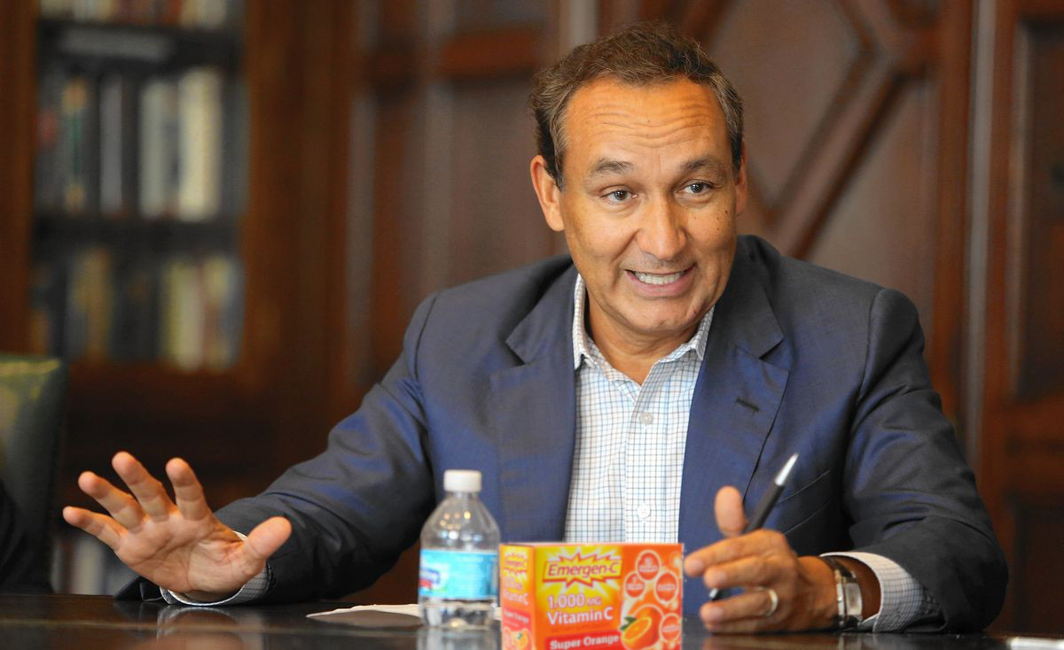 United CEO Assures Air Travel is '100% Safe' while Furiously Chugging Emergen-C